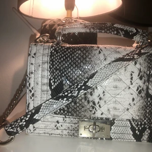 Snygg kedja väska  - En rikigt snygg väska från Gina, går både att ha som axelbandsväska eller som crosbody. Sparsamt andvänd. Fler bilder kan ordnas vid intresse 