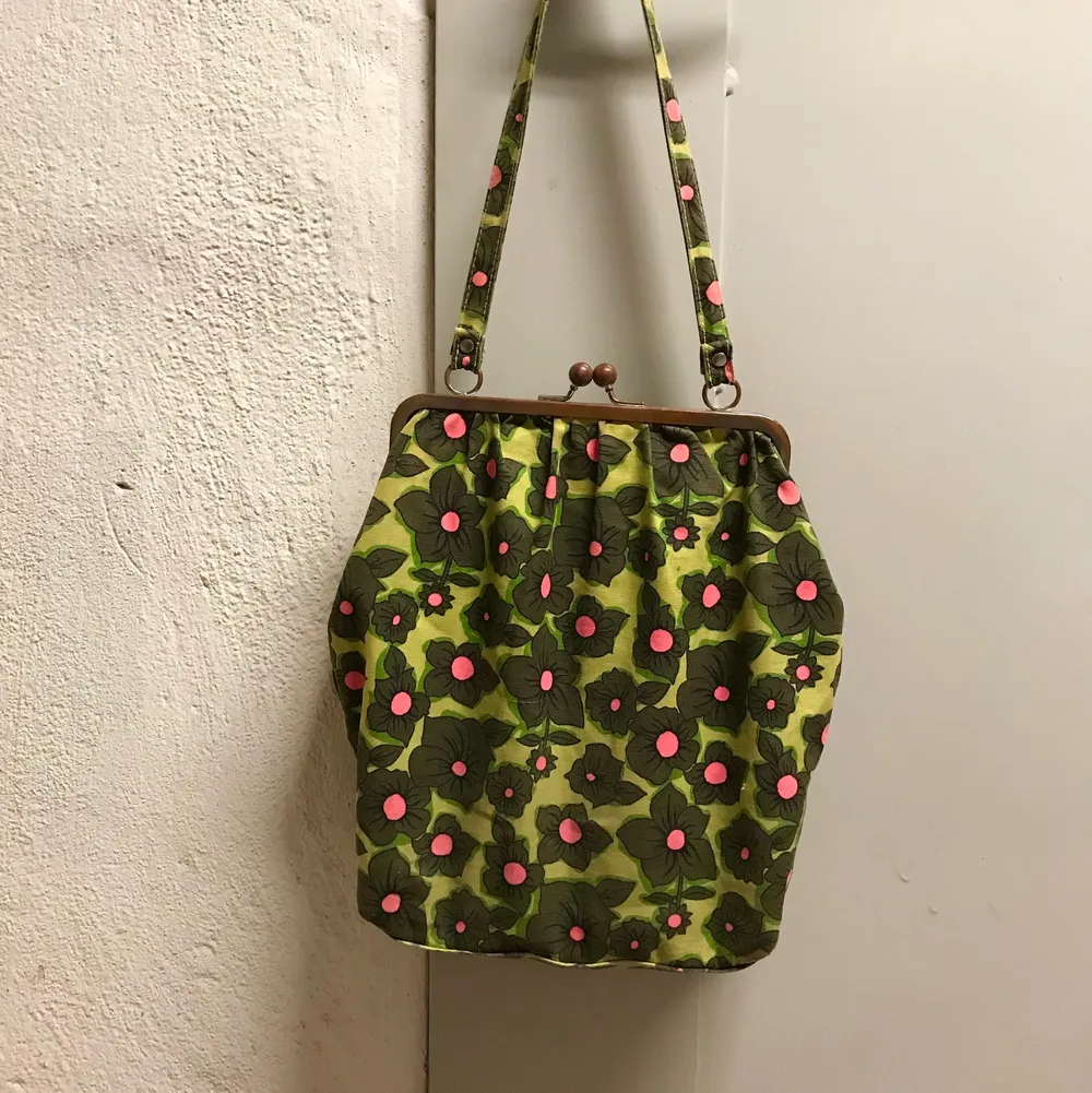 Helt underbar väska i grönt och rosa med blommigt mönster. Knäppe som stänger väskan och ett fack inuti. Kan mötas i Stockholm eller skicka mot fraktkostnad! ✨🌸✨. Väskor.