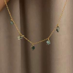kort guldigt halsband med blå/gröna halvädelstenar! Stenarna skiftar beroende på ljuset💙 Finns i silver! 