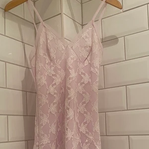 Vintage klänning  - Superfin vintage klänning köpt i en vintagebutik i stan. Älskar denna och tyget är helt otroligt. Figursydd och faller väldigt vackert. 