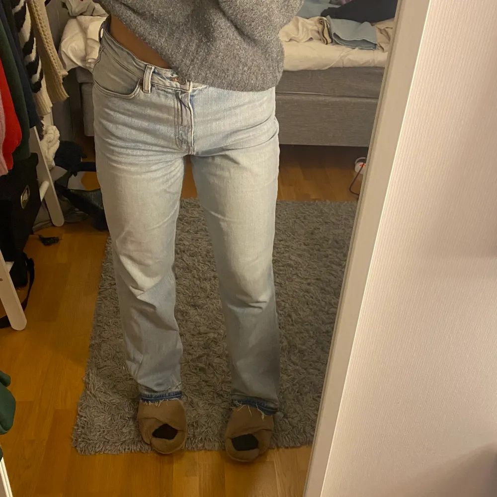 Säljer ett par ljusa raka blå jeans i storlek 29⚡️⚡️ Dom är i bra skick. Skulle säga att dom är mid rise. Från början kommer dom ifrån Monki🌟. Jeans & Byxor.