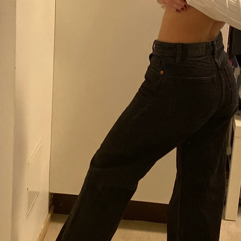 Ett par jättesnygga Yoko jeans från monki. Nästan aldrig använda och i superbra skick💕Skriv för intresse☺️. Jeans & Byxor.