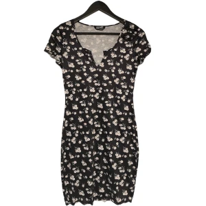 Klänning - Figursydd klänning med små volanger vid ärmarna och slutet av klänningen. Köpt från Shein i storlek M/38. Aldrig använd