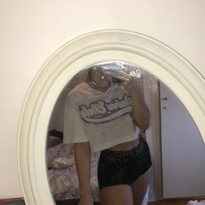 H&m tröja storlek xs  - Jag är 1,68 cm och den sitter som en magtröja på mig vilket den e köpte den från h&m för kanske 4 år sen, den är i hyfsat bra skick och inte så använd