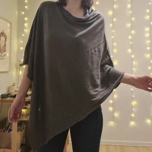 Skön poncho! - Ännu en poncho perfekt för alla myskvällar framför tv:n/boken 🤗⭐️ Knappt använd från lager 157. Mysigt och varmt material 💕