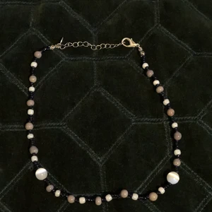 Halsband uf - Handgjort halsband med pärlor från secondhand, rostfritt stål. 99kr plus frakt men är fler intresserade blir det budgivningen💕💕💕Stötta gärna vårat uf-företag kram FXA uf. OBS KORTARE MODELL