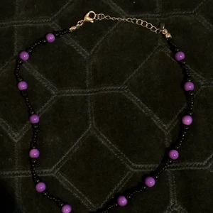 Halsband uf - Handgjort halsband med pärlor från secondhand, rostfritt stål. 99kr plus frakt men är fler intresserade blir det budgivningen💕💕💕Stötta gärna vårat uf-företag kram FXA uf. OBS KORTARE MODELL