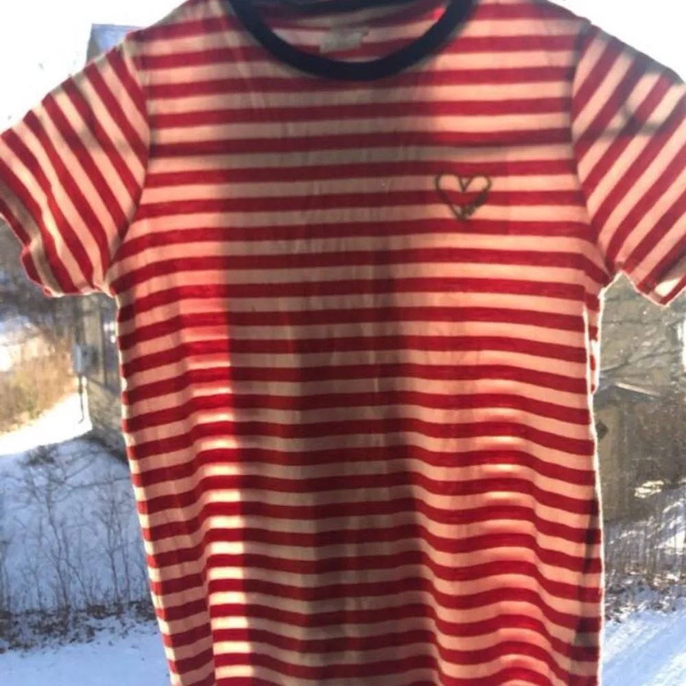 Randig röd tröja från Lindex. I storlek 134/140. Säljer pågrund av att den är förliten. 30 kr. T-shirts.