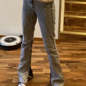 Gråa jeans från Zara - Gråa utsvängda jeans från Zara i storlek 34. Ganska långa passar mig som är 172.  Säljer dom på grund av att dom ej kommer till användning. Dom är i väldigt bra skick och jag säljer dom för 150:) Köparen står för frakt!
