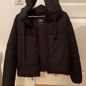 Zara puffer jacka - Svart puffer jacka från zara, knappt använd på grund av att den är för liten. Jackan har stor luva vilket är skönt och den är även lång i ärmarna. Sitter som en vanlig S. 175 kronor exklusive frakt, kan diskuteras, kan även mötas upp i Stockholm. Skriv