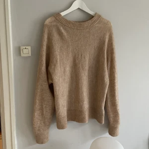 Hm stickad beige - Oversized stickad från H&M i mohair/ull-mix. Fint skick, storlek large för oversize-fit, jag är egentligen small.