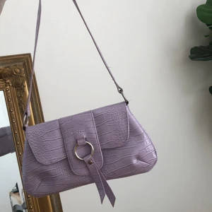 Söt väska  - Säljer denna söta pastellila väska! Köpt second hand för ett tag sedan. Finns tecken på slitage (se bild 2) men i väldigt bra skick annars 💕