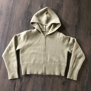 Stickad zip Hoodie  - Sjukt mysig stickad ziphoodie i en fräsch grön färg, slutsåld på hemsidan🥰 Nypris 280kr, använd en gång! 200kr + 66kr spårbar frakt