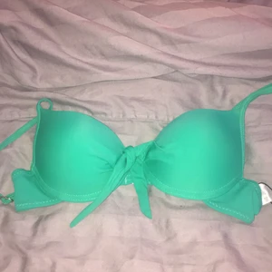 Bikini topp - Säljer pågrund av att att den aldrig kommit til användning, alltså helt ny den är i en super fin typ pastell grön färg, 