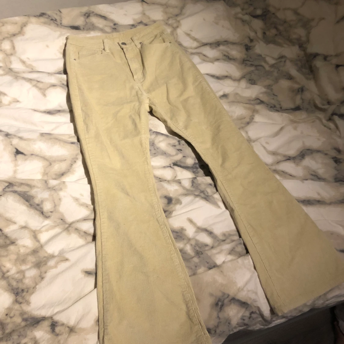 Ribbade utsvängda byxor  - 90