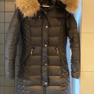 Rock & blue - Rockandblue vinterjacka. Storlek 36. Behöver sy ihop pälsen på ena sidan, se sista bild. Nypris 2900kr. Säljer för: 800kr