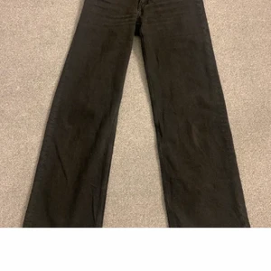 Jeans  - Säljer mina super snygga jeans från Monki köpta för ett tag sen och är i väldigt bra skick💕 