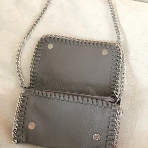 Tiamo väska! - Säljer denna fina tiamo väska då den ej kommer till användning, därav nyskick! Nypris: 450kr säljer för 100kr + frakt (45kr)! Om fler intresserade buda minst 10kr över! Kan mötas upp i Stockholm eller skickas✨ storlek S.                                                                    Skriv privat om du har KÖP DIREKT BUD (då kan budgivningen avsluta tidigare)❣️