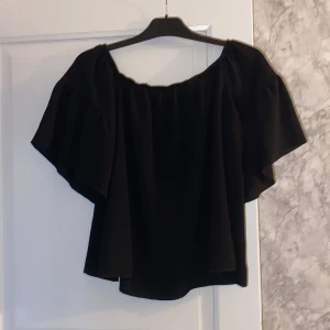 Fest topp  - Liten volang i armen 