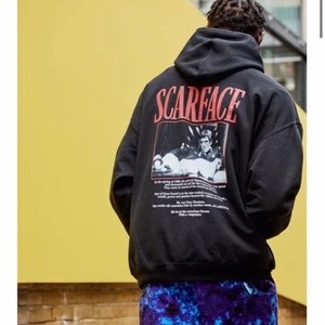 Hoodie - Säljer min fina scarface oversized hoodie från urban, gott skick och använd ett fåtal gånger!👊🏻🤩😌🤓