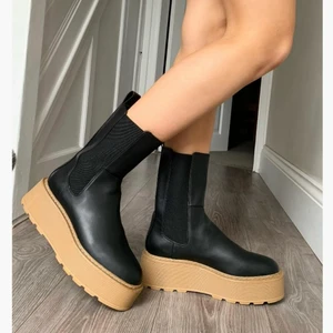 Boots 🖤 - Sparsamt använda och är i princip nyskick. Kommer helt enkelt inte till användning. Skriv gärna för fler bilder! 💕💕