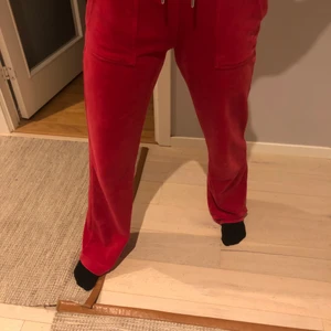 Juicy Couture  - Röda juicy couture byxor, endast använda en gång.