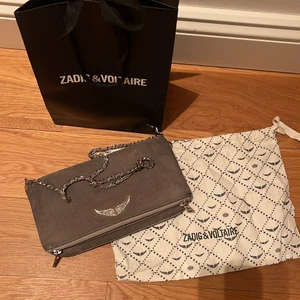 Zadig&voltaire - Grå sadig&voltaire västa i bra skick, säljer då den inte kommer till användning längre. Skriv privat för fler bilder eller frågor💓(frakt ingår inte i priset)