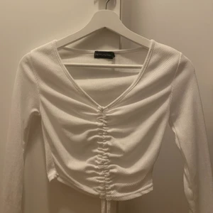 PrettyLittleThing topp - Topp med knytdetalj från prettylittlething, den är i storlek XS men sitter lite tajt på mig därav helt oanvänd 🥰