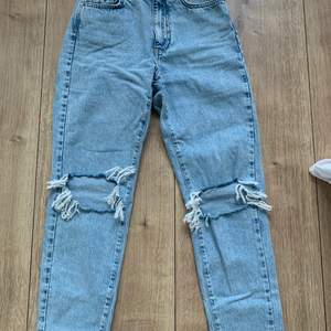 Säljer dessa jeans ifrån Gina tricot med hål på, storlek 34❣️ De är använda ett fåtal gånger. Jag säljer dem för 100kr!