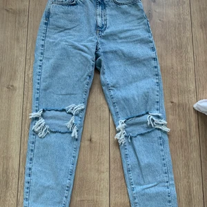 Jeans  - Säljer dessa jeans ifrån Gina tricot med hål på, storlek 34❣️ De är använda ett fåtal gånger. Jag säljer dem för 100kr!
