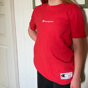 Snygg och skön Champion T-shirt i en skön röd färg. 😮‍💨❤️‍🔥 Den är i fint skick och köptes på Champion. Hör av dig för mer info och bilder! Köparen står för frakt📦