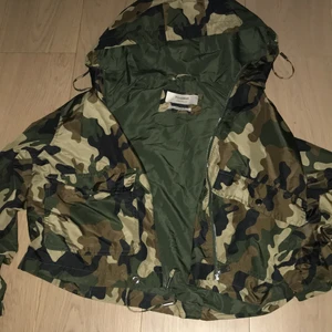 Militär grön jacka från pull & bear - Står storlek L men passar på mig som har S, skulle säga att den är runt S-M. Jackan är ganska tunn.