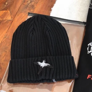 Axel Arigato Mössa  - Axel Arigato Mössa Micro Bee Bird. I toppskick. Säljer då jag inte får användning av den.