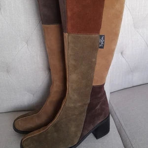 Stövlar i mocka från Björn Borg - Säljer ett par mackastövlar i strl 38. Sparsamt använda och i riktigt fint skick. 