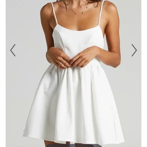 Vit klänning  - Säljer den här superfina klänningen från Showpo i storlek 36! Den är helt oanvänd med prislapp och allt kvar. Säljer för att jag ska ha en annan studentklänning:) 