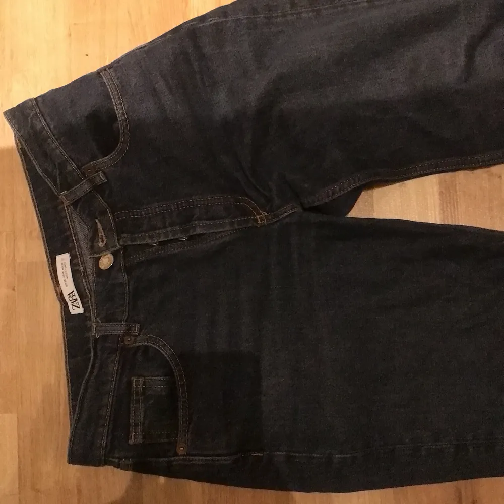 Mörkblåa mid rise jeans från zara, köpta för ett tag sen så just dessa finns inte kvar. Strl 38 men små i storleken så skulle säga att de passar både 36 och 38 (färgen är som andra bilden, men samma modell som första). Jeans & Byxor.
