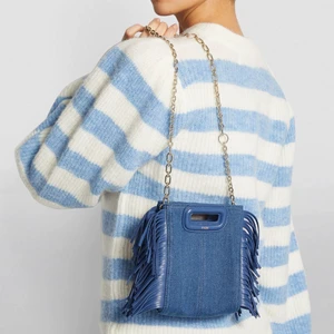 Maje väska - Intressekoll på min helt slutsålda M bag small väska från Maje som jag köpte i sommars😁💕 Använd sparsamt med inga diffekter! Väskan kommer med dust, kort och långt band🤩🤩. Skriv för frågor eller bilder🤩😁💕✨