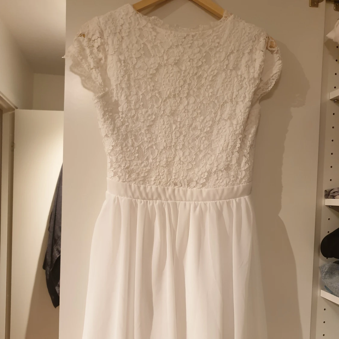 Vit klänning storlek 40 - 90