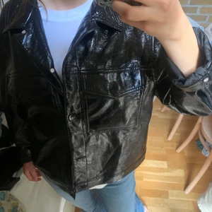 Lackjacka - tunn jacka i lackmaterial från MONKI. I strl S. Den är i mycket gott skick. Köptes för 600