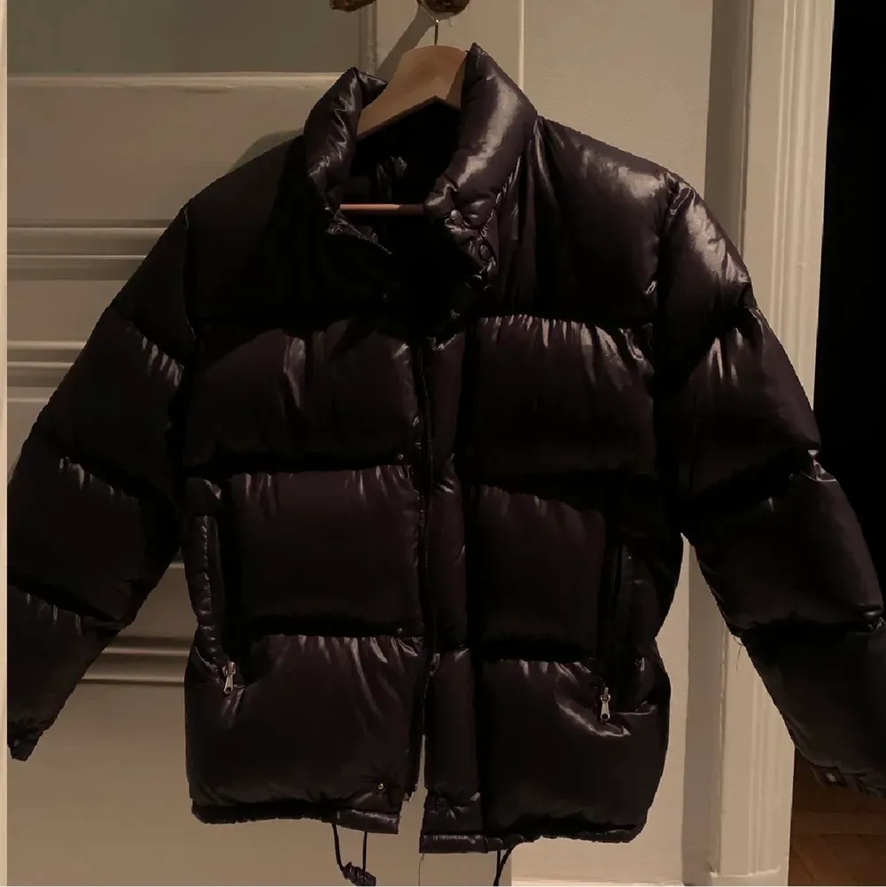 Vintage moncler jacka i bra skick💓 den passar förmodligen någon kort då armarna är lite korta. Jackor.