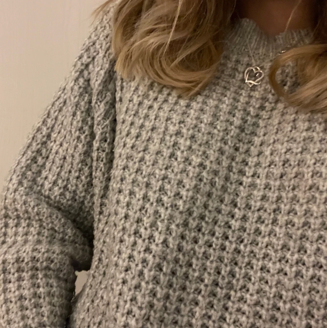 Stickad grå tröja