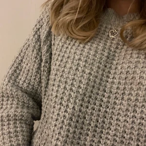Stickad grå tröja - Jätte mysig och lätt att styla. Tycker om den men kommer tyvärr inte till användning 