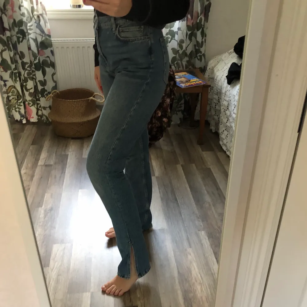 Jeans med slits nertill ifrån Nelly i storlek 36 säljes då de är för stora för mig . Jeans & Byxor.