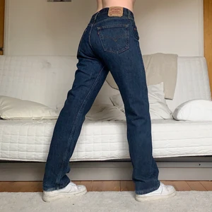 Levis 501 - Säljer dessa Levis 501 i storlek W33L32, 83cm midja och 80cm innerbenslängd! Jag på bilderna är 172cm lång och brukar ha storlek 38/W28/S-M❤️