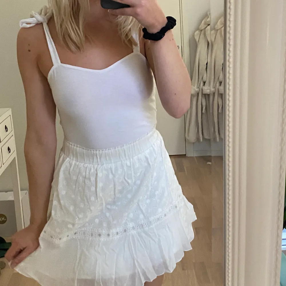 Supersöt vit och ny kjol som aldrig kommit till användning, (behövs strykas) 🙌🏼🙌🏼. Kjolar.