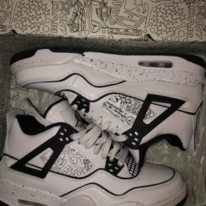 Air Jordan 4 DIY - 2000kr. Använda 2 ggr. Helt äkta, allt finns med🤍