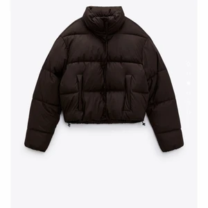 Brun pufferjacka från zara - Skitsnygg vinterjacka från zara i brunt. Köpte för 800 och är knappt använd. STL s.