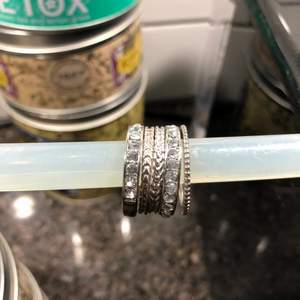 5 silver ringar passar alla, har inte kommit till användning så säljer dem här, kontakta vid intresse eller frågor!