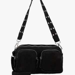 Ginatricot väska - Säljer nu min super fina väska från Ginatricot i modellen one size då den ej kommer till användning. Använd fåtal gånger så den är i jättefint skick. Man får även med det lite längre bandet plus självaste bandet som sitter på väskan så det går att byta band på den. Lånade bilder men kan skicka egna. Nypris är 399 och den är helt slutsåld på hemsidan. Köparen står för frakt.