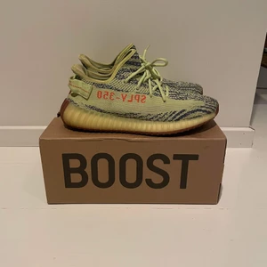 Yezzy Semi Frozen Yellow - Säljer ett par Yezzy Semi Frozen Yellow strl 42. Skick 9/10. 